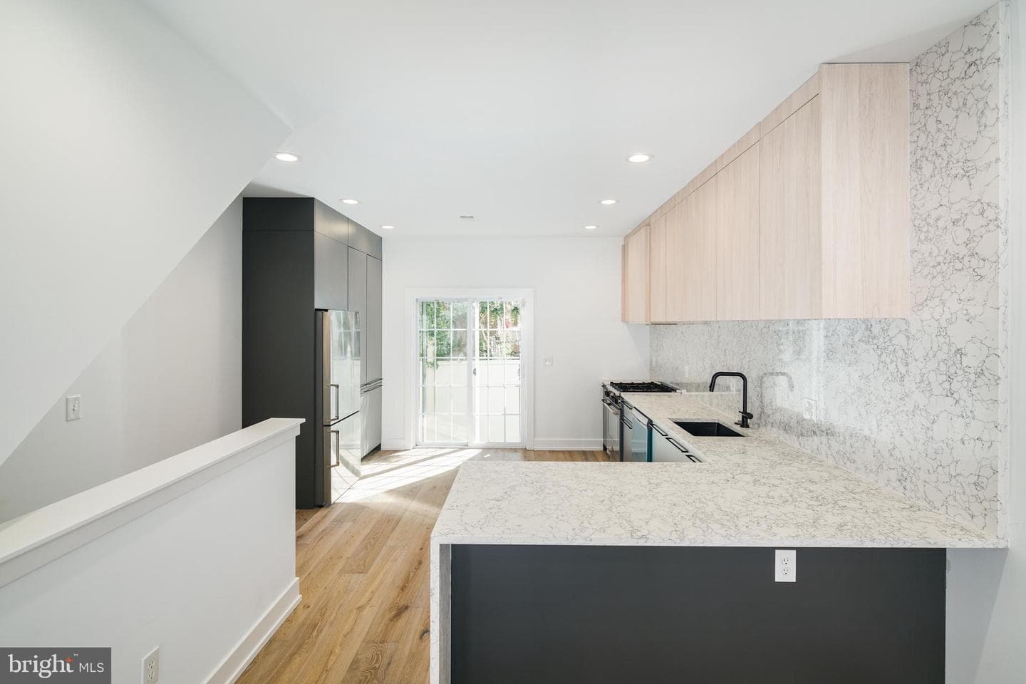 1532 Catharine Street photo 9