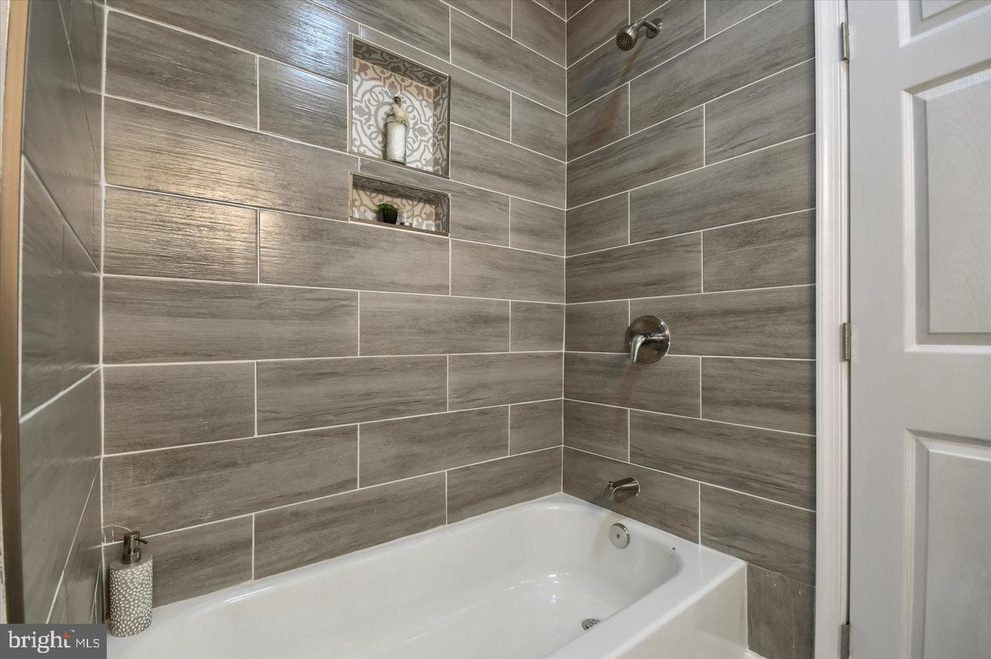 107 N Yewdall Street photo 15