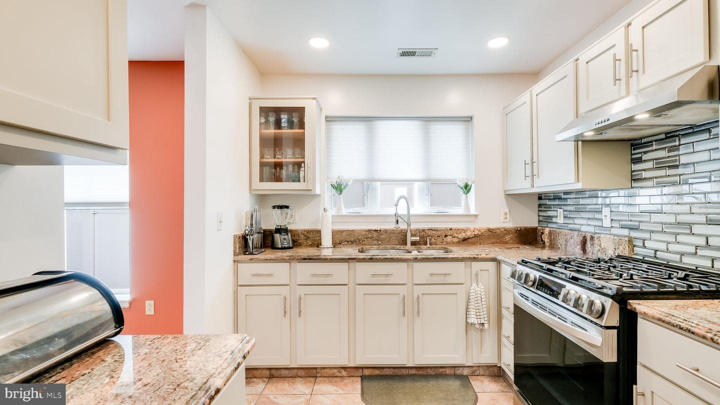 1811 N Franklin Street photo 11