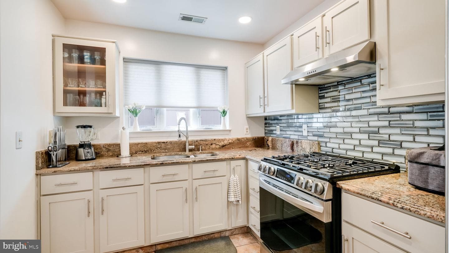 1811 N Franklin Street photo 13