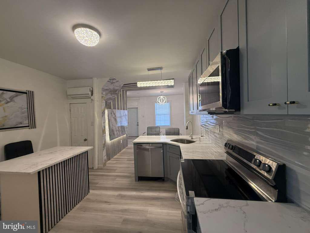652 N Yewdall Street photo 7