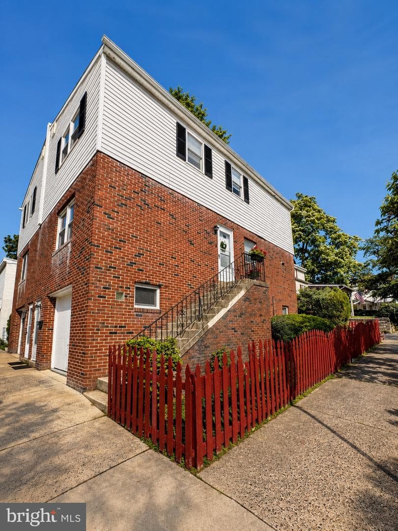 584 Green Lane photo 2