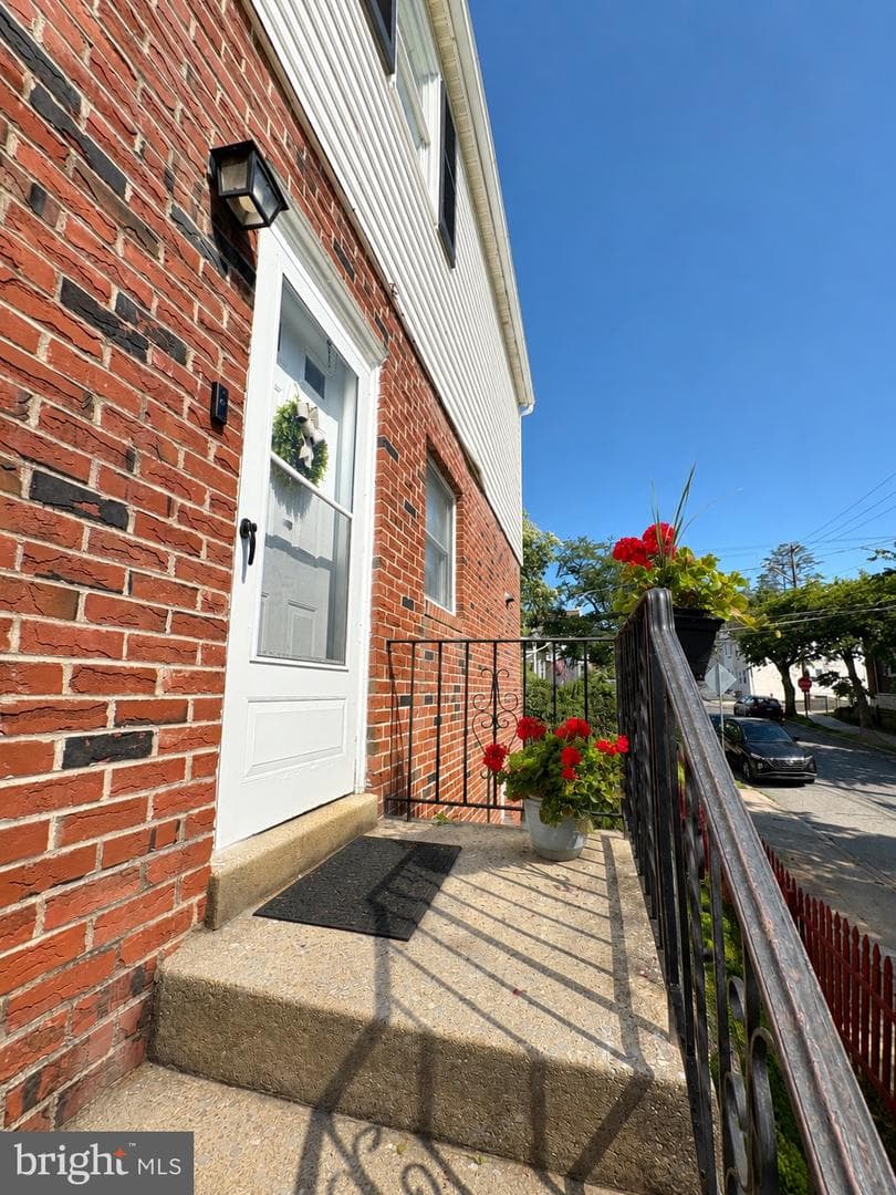 584 Green Lane photo 3
