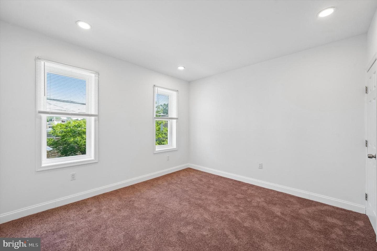 2542 W York Street photo 11