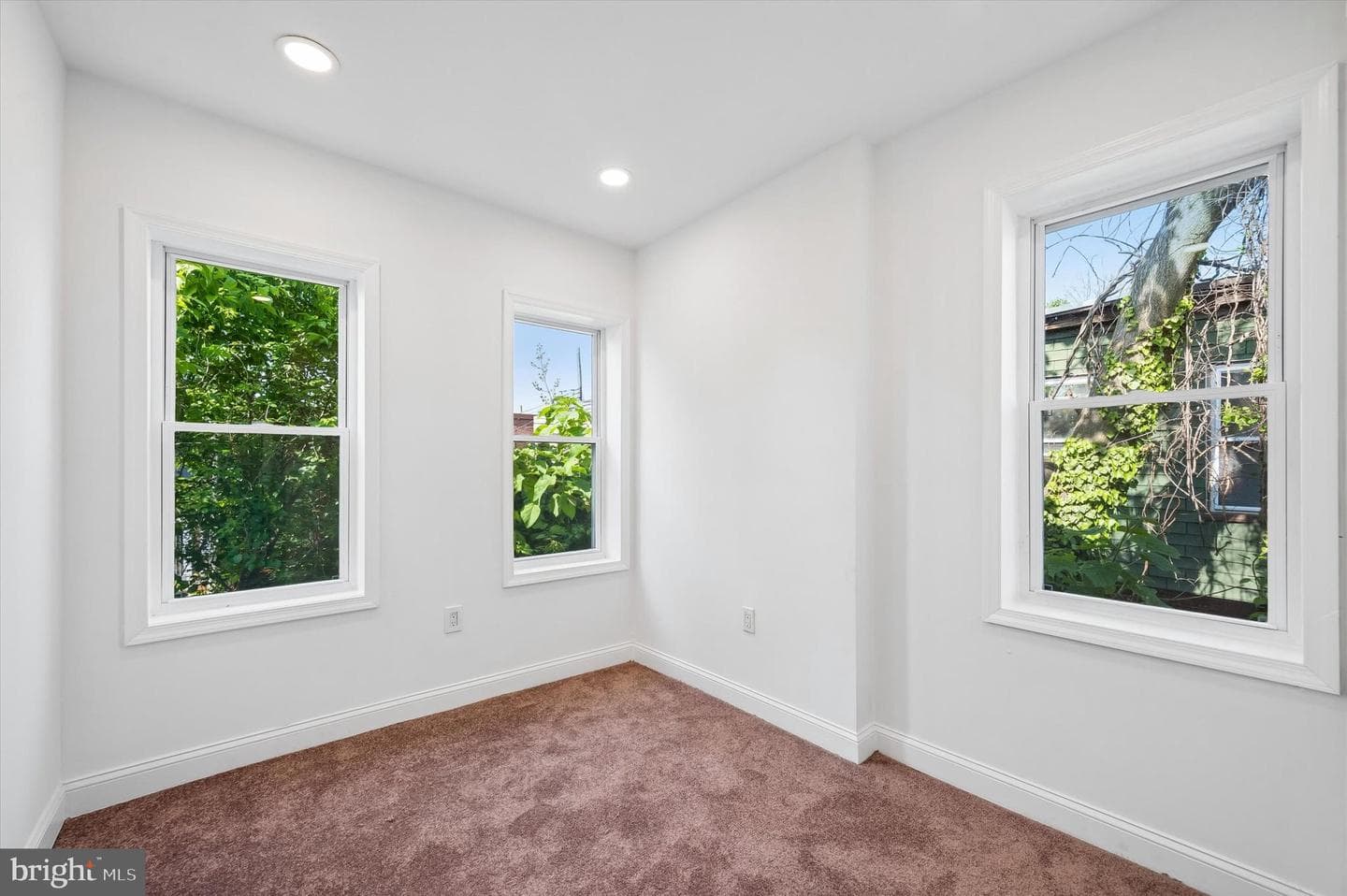 2542 W York Street photo 17