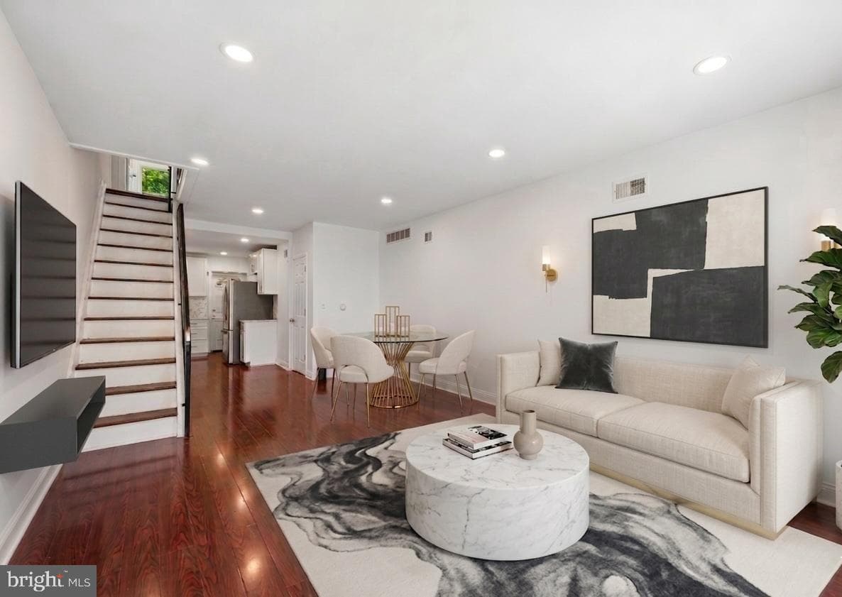 2542 W York Street photo 2