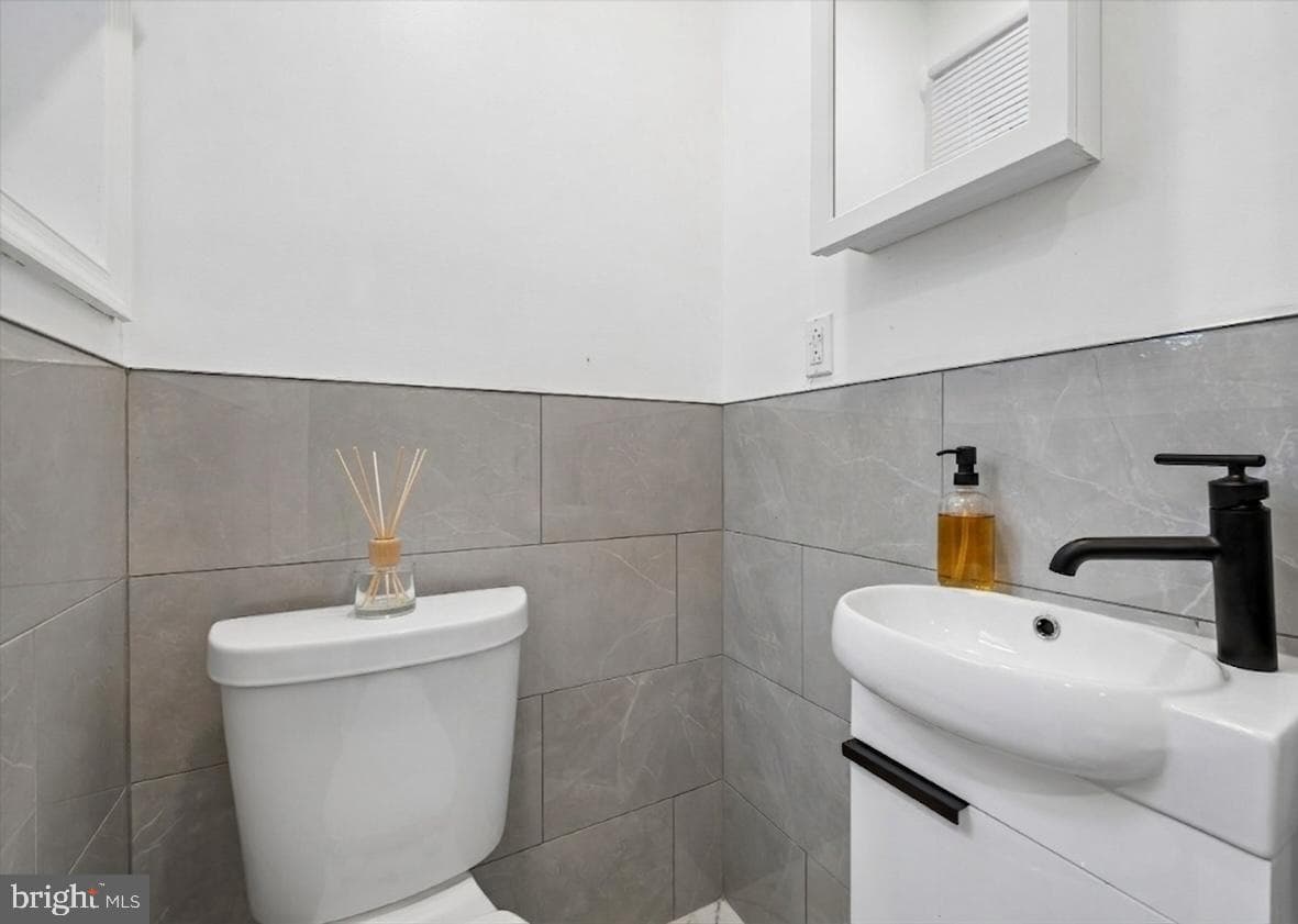 2542 W York Street photo 6