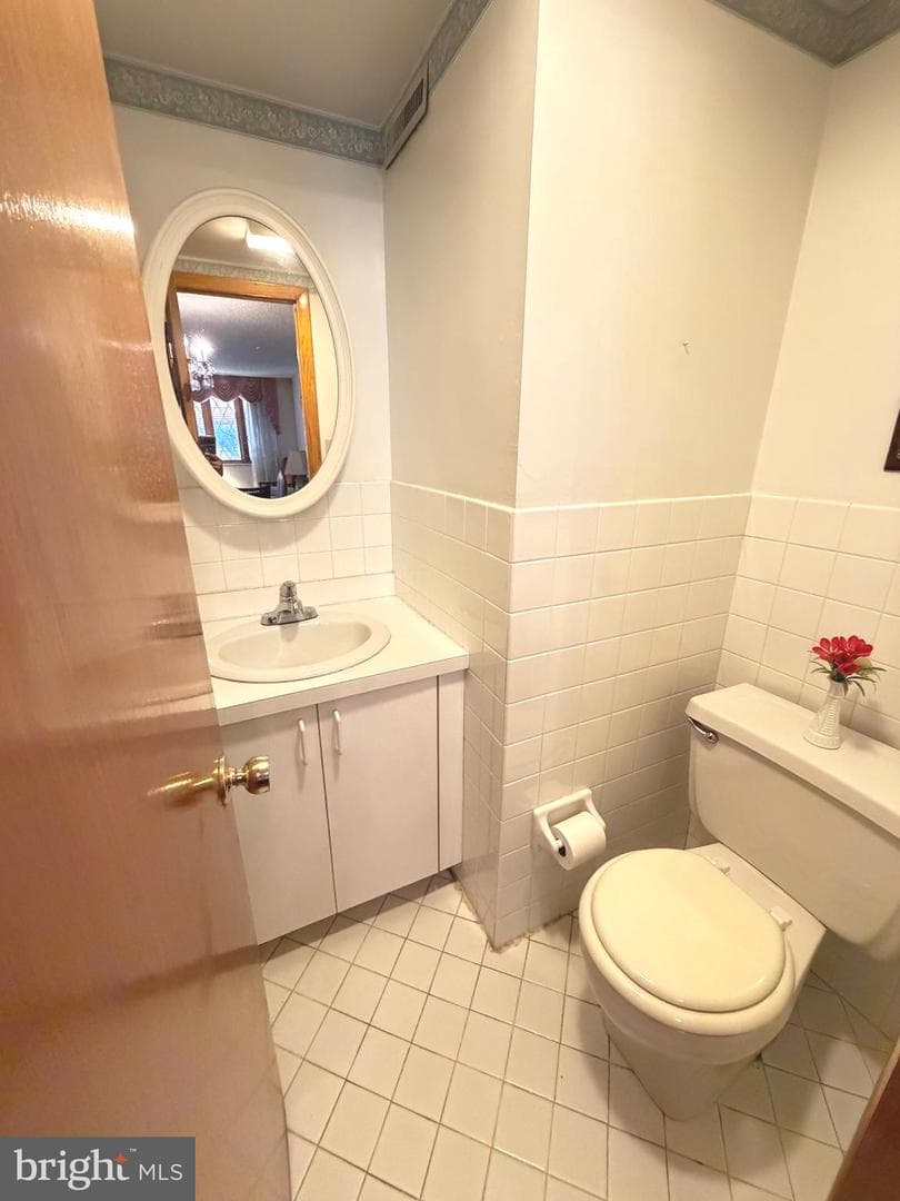 831 Moore Street photo 6