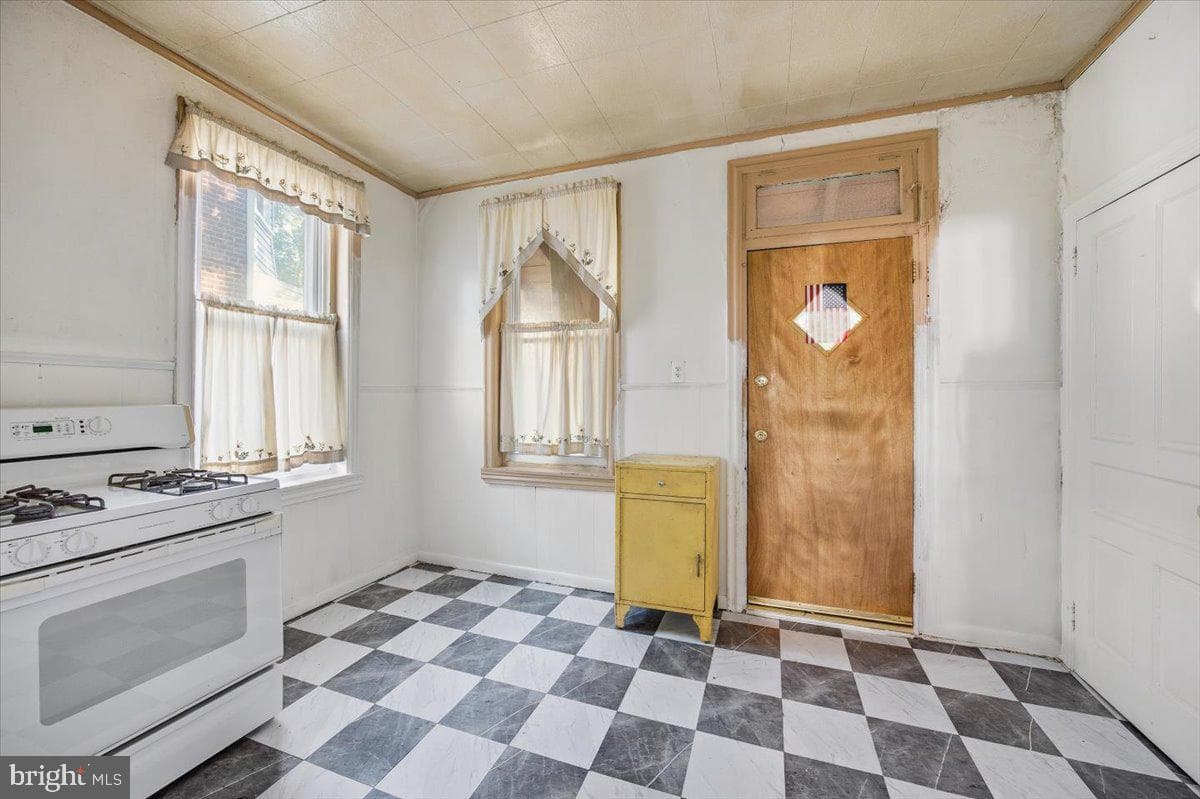 1664 Dyre Street photo 10