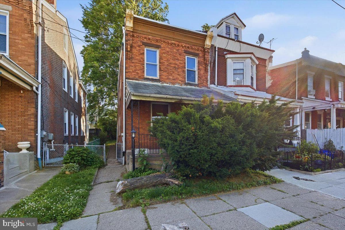 1664 Dyre Street photo 2