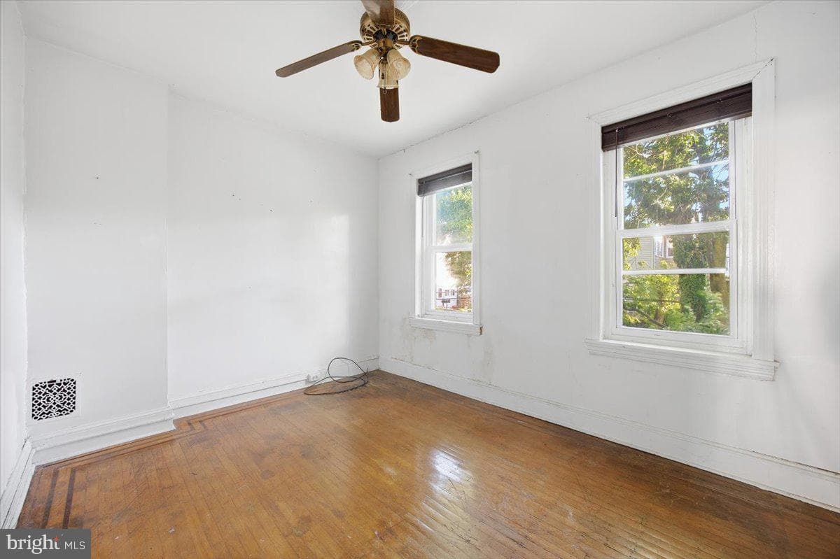 1664 Dyre Street photo 21