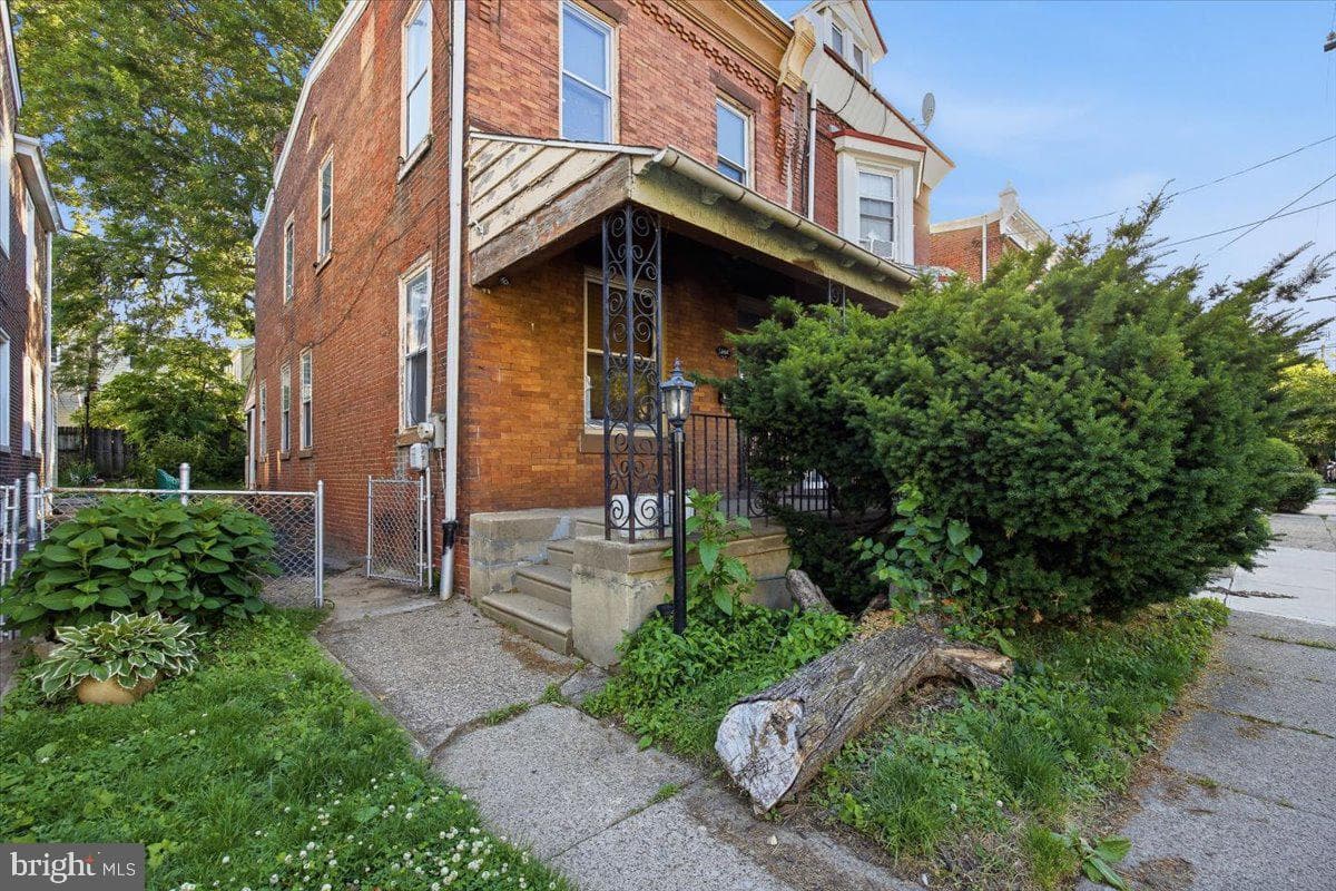 1664 Dyre Street photo 3