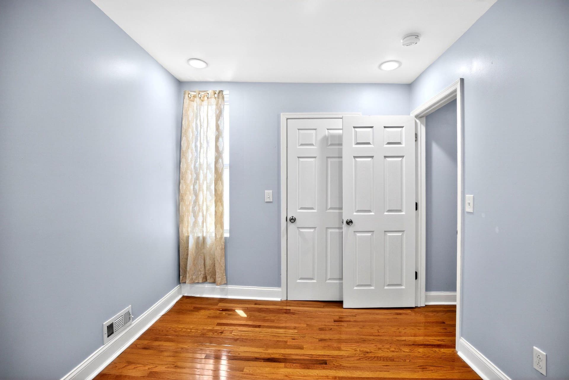 5148 Catharine Street photo 18