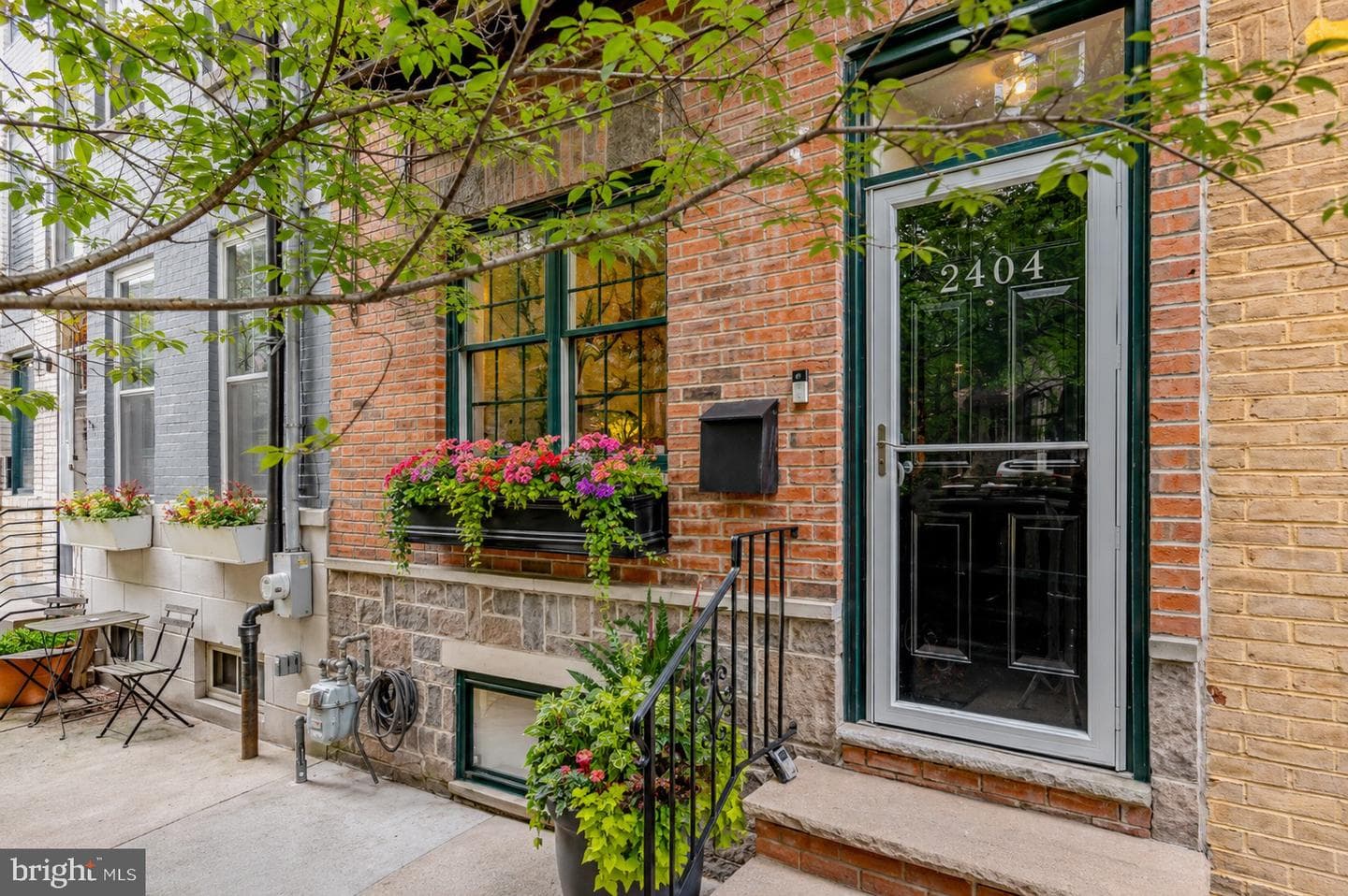 2404 Catharine Street photo 2