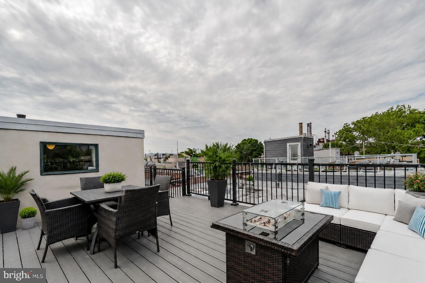 2404 Catharine Street photo 36