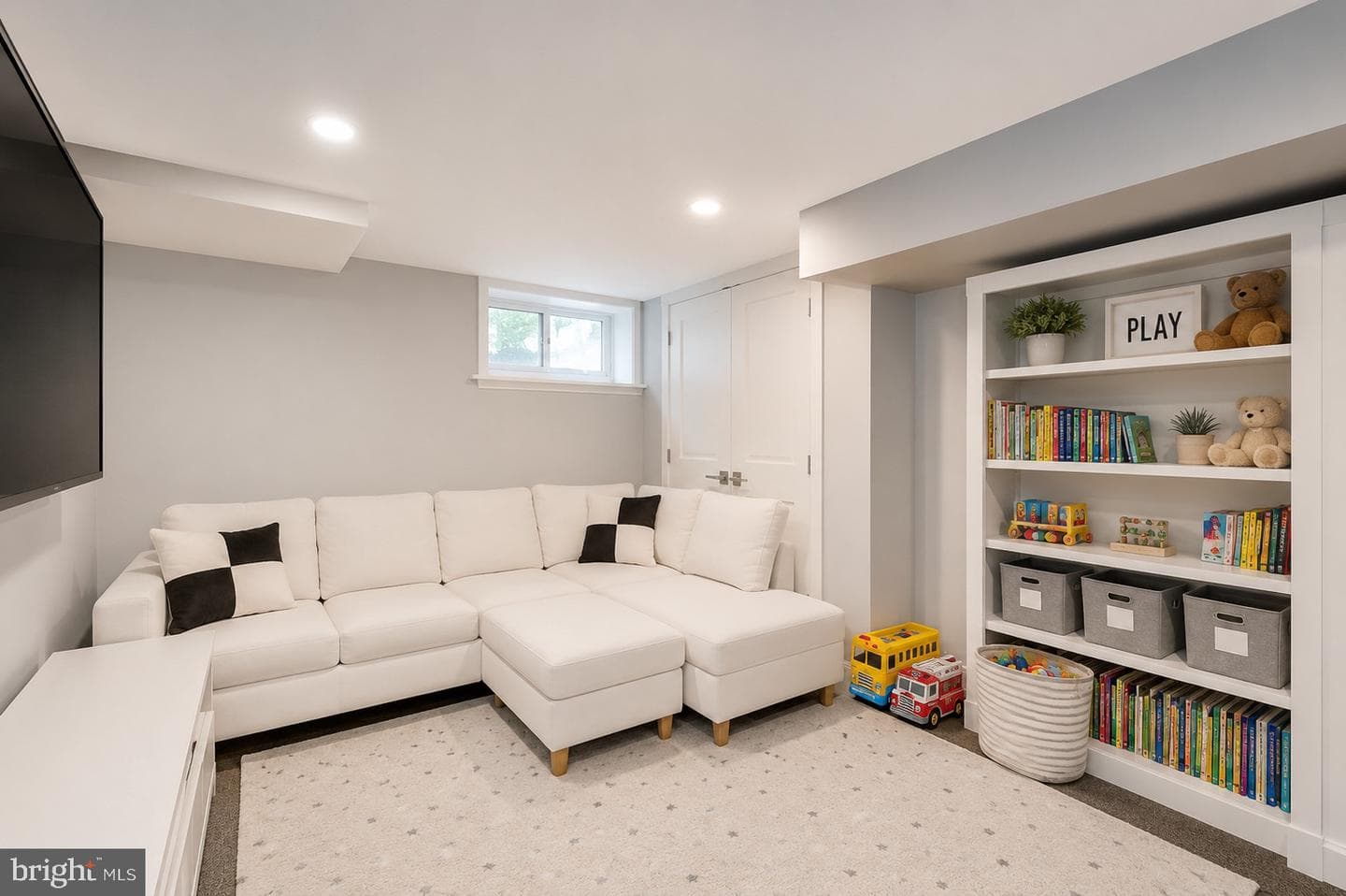 2404 Catharine Street photo 42