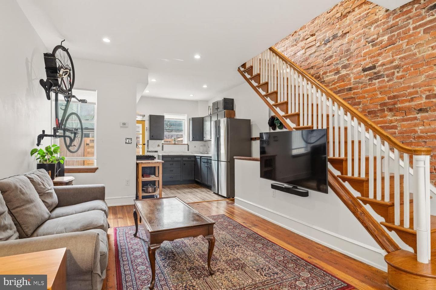 1835 Daly Street photo 4