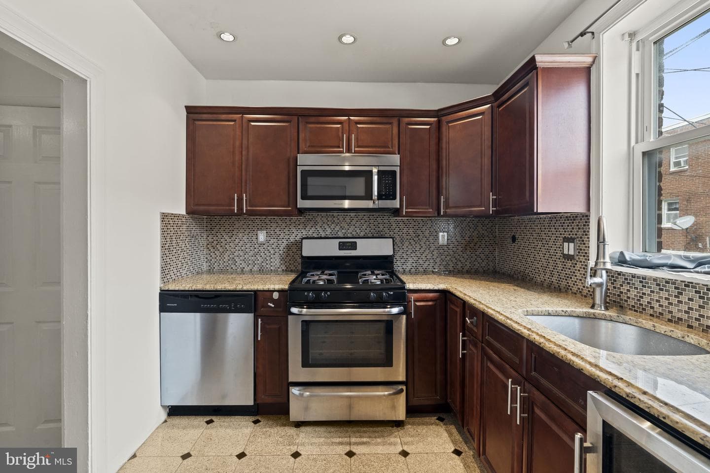 923 Anchor St photo 16