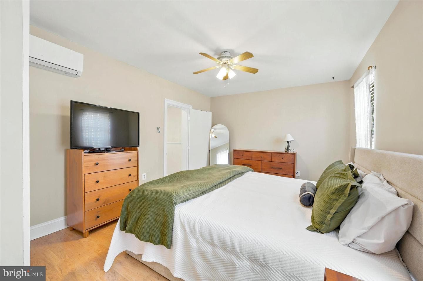 1321 E Oxford Street photo 22