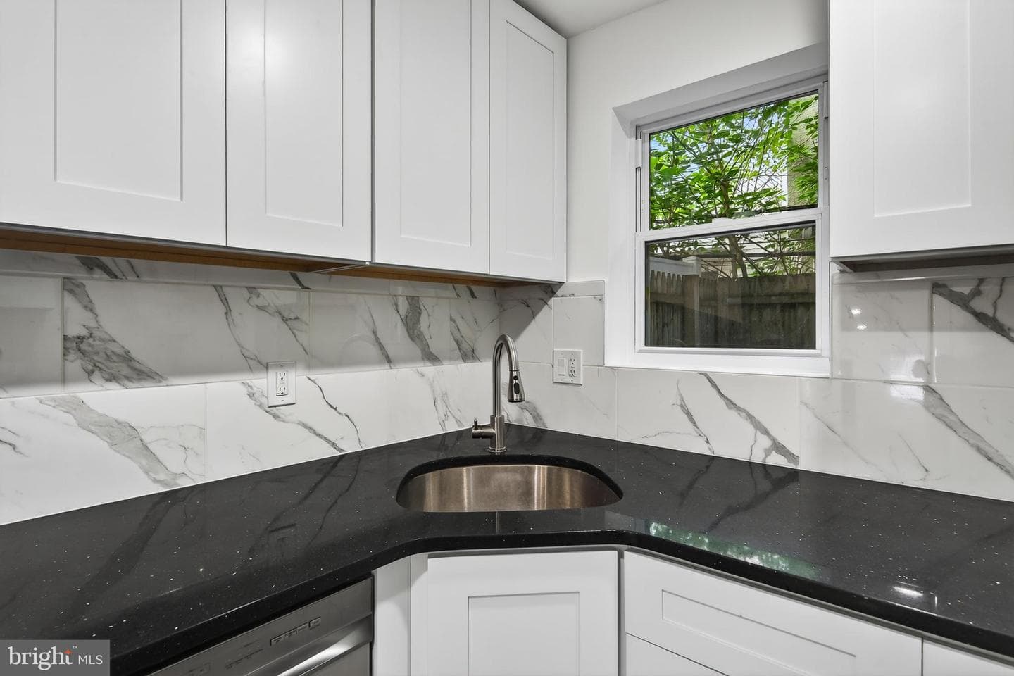 2029 Sigel Street photo 4
