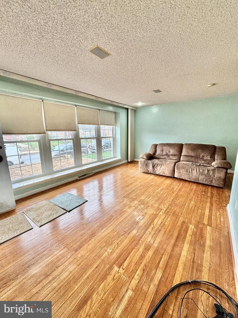 1827 Arnold Street photo 4