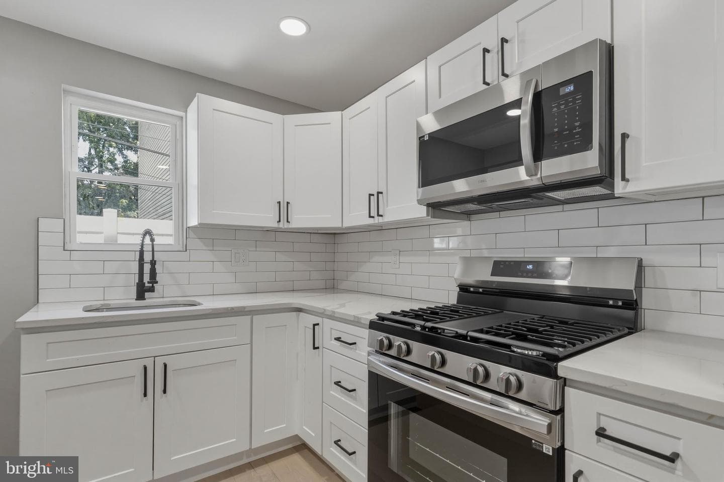1725 W Thompson Street photo 12