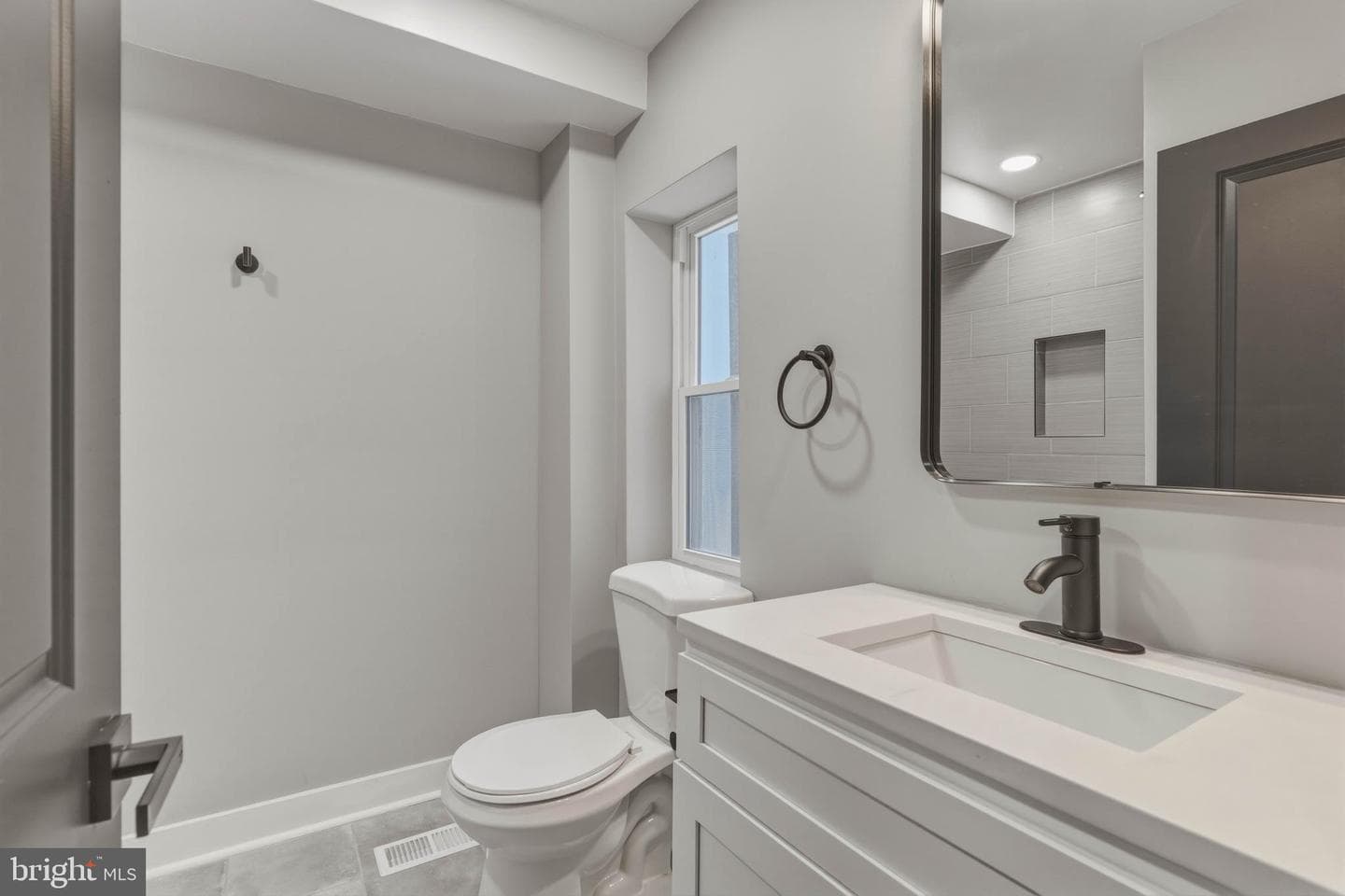 1725 W Thompson Street photo 19