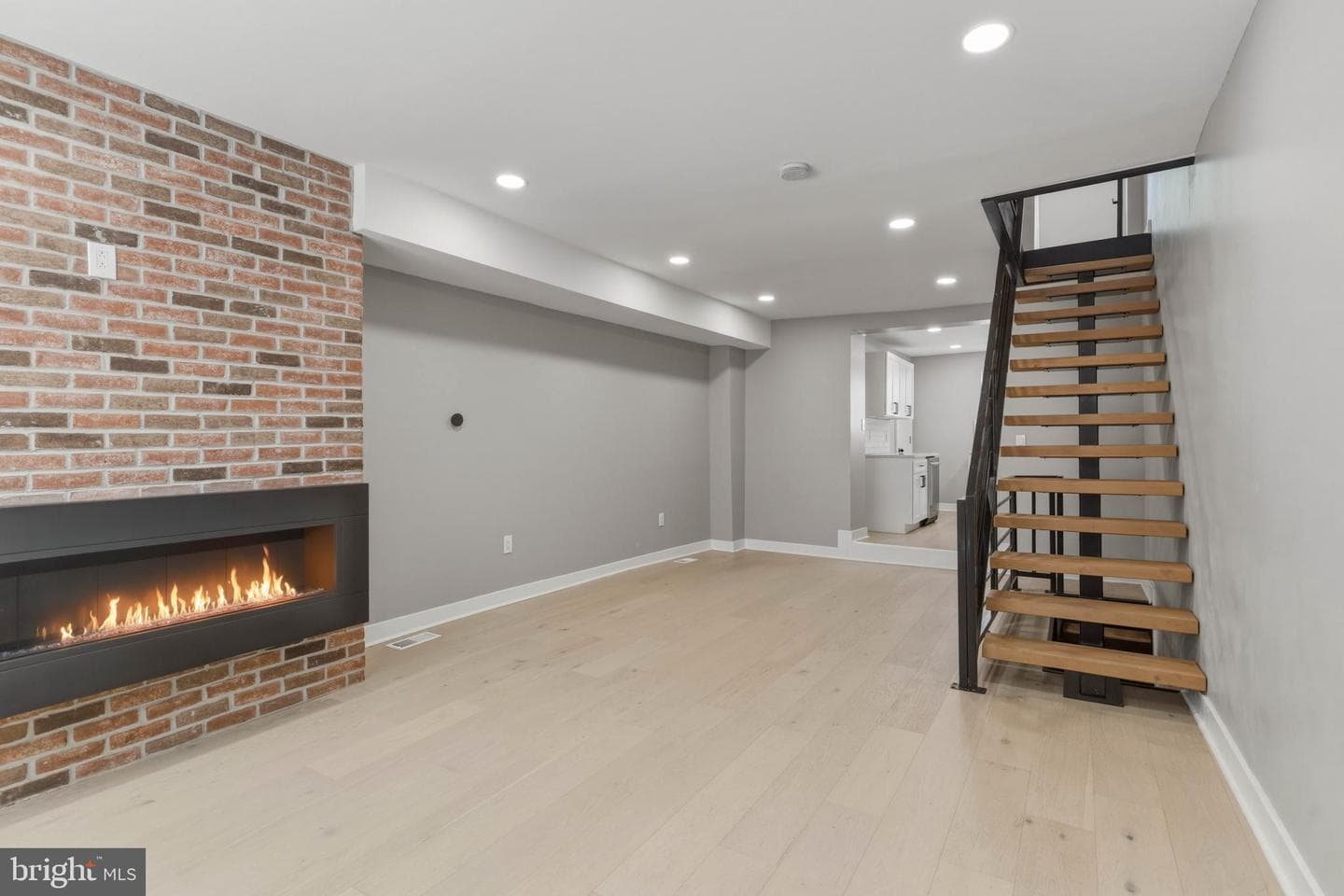 1725 W Thompson Street photo 5