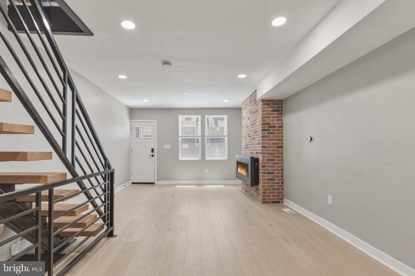 1725 W Thompson Street photo 8