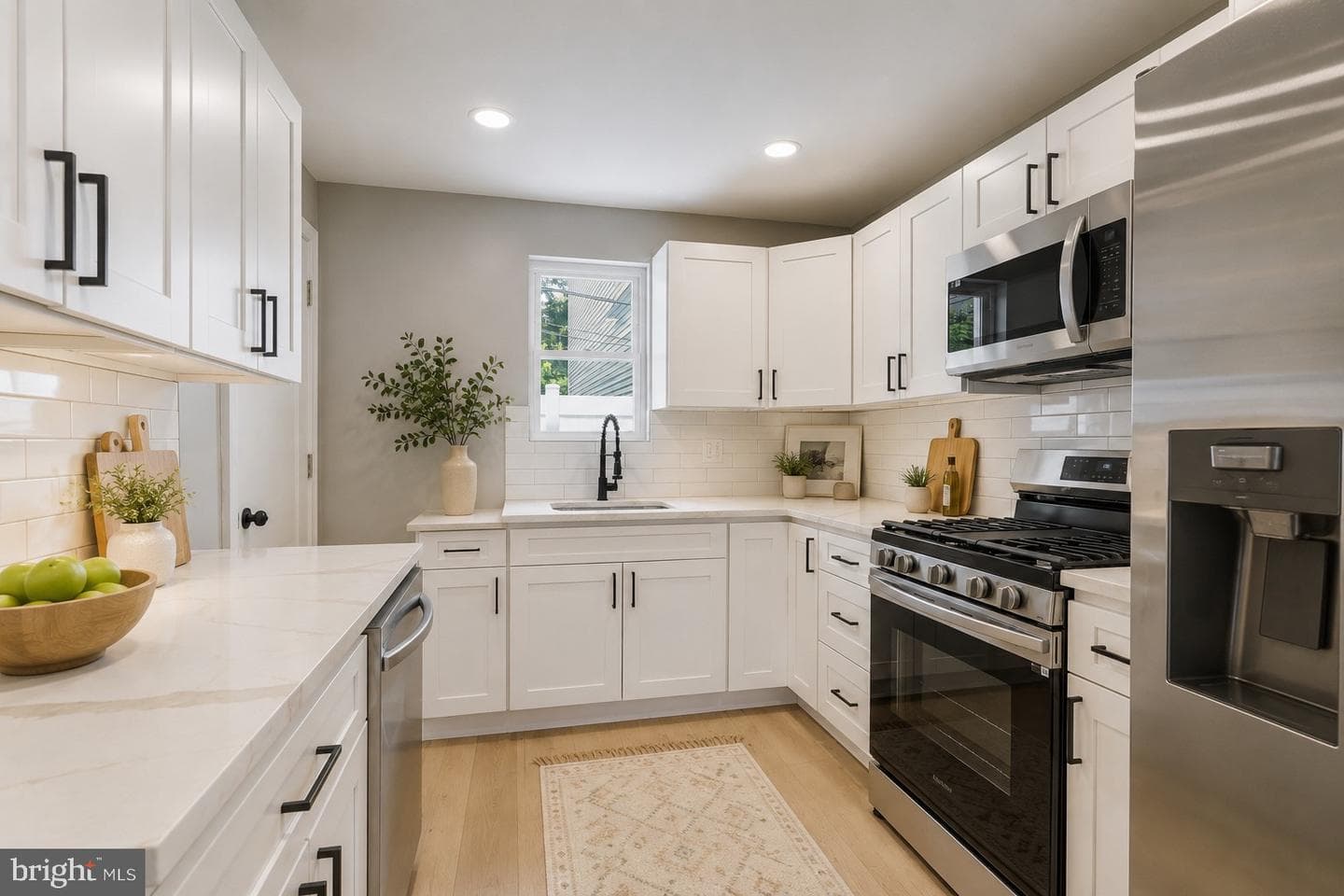 1725 W Thompson Street photo 9