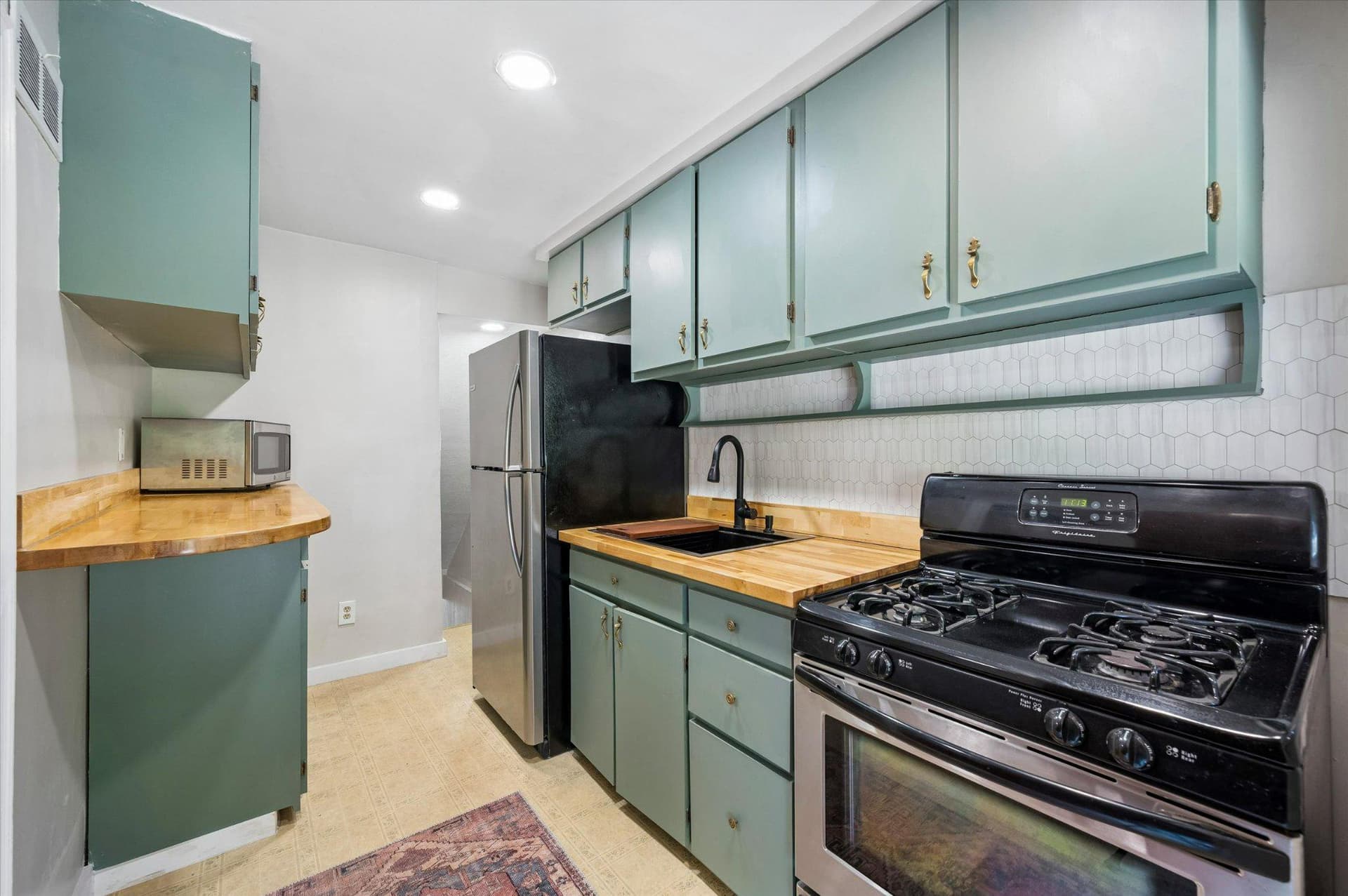 5850 Oakland Street photo 9
