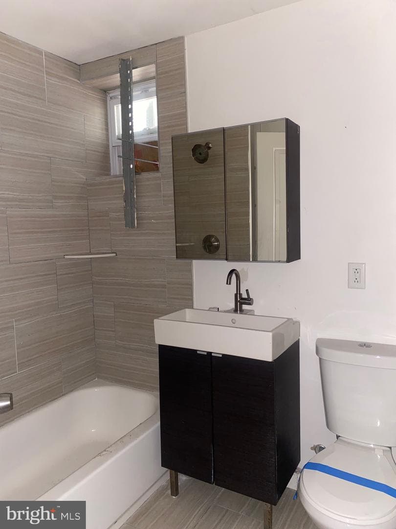 2025 N Woodstock Street photo 9