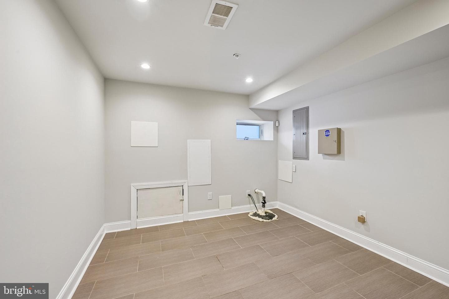 1819 Mountain Street photo 24