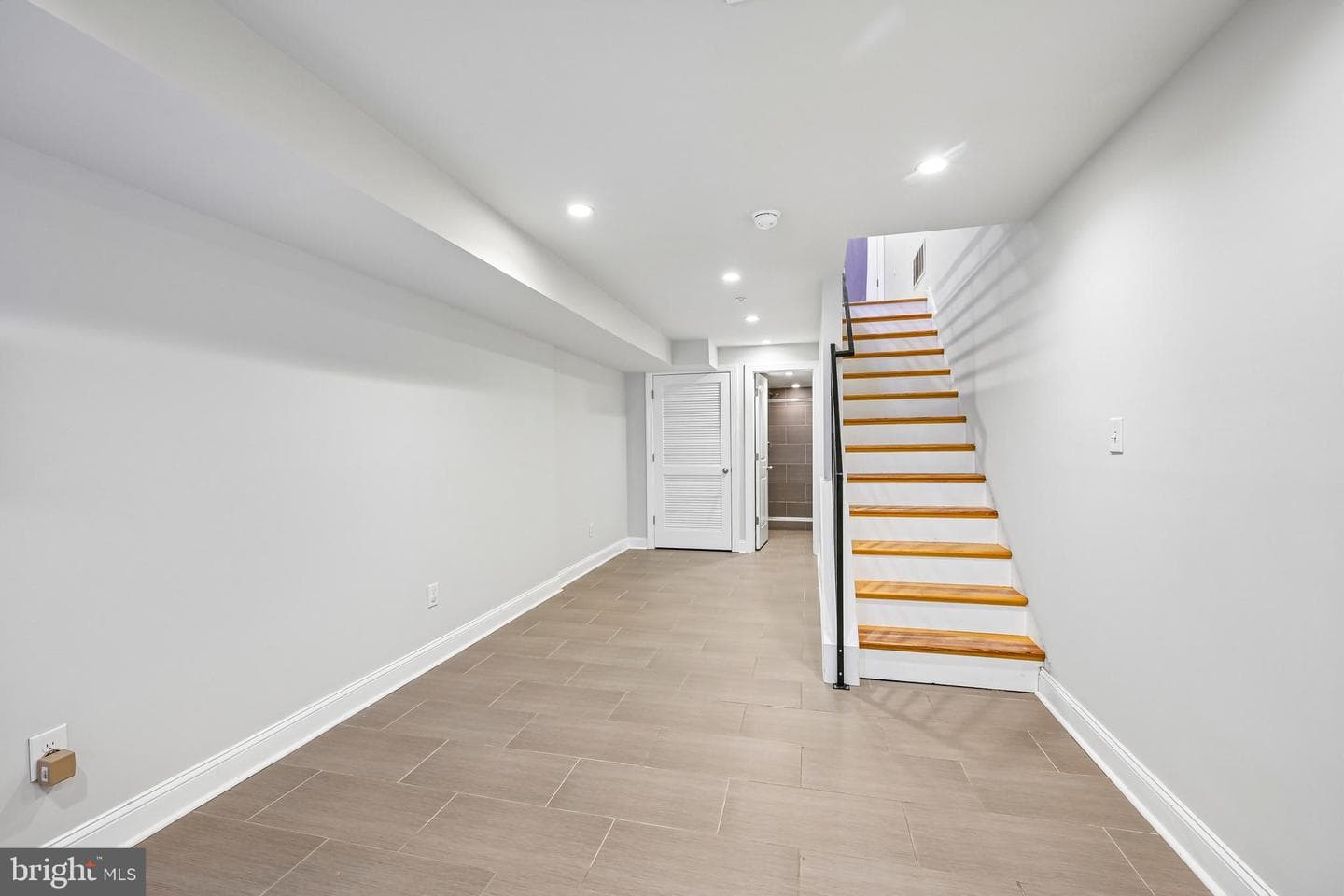 1819 Mountain Street photo 25