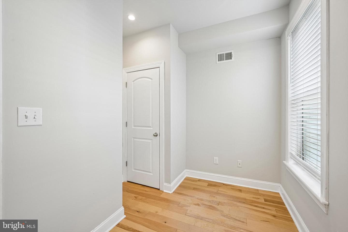 1819 Mountain Street photo 26