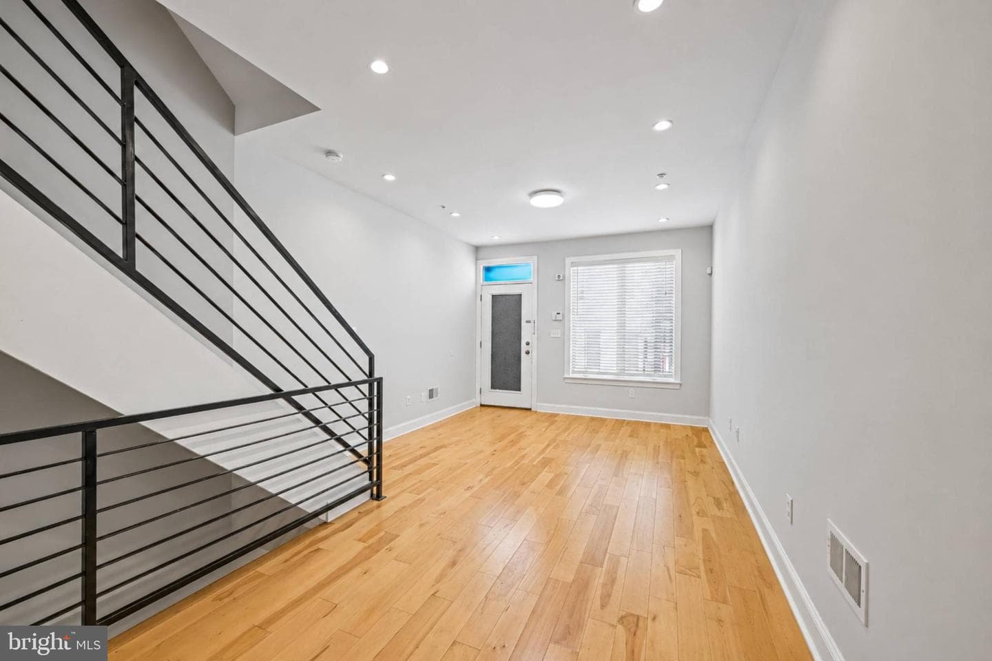 1819 Mountain Street photo 35