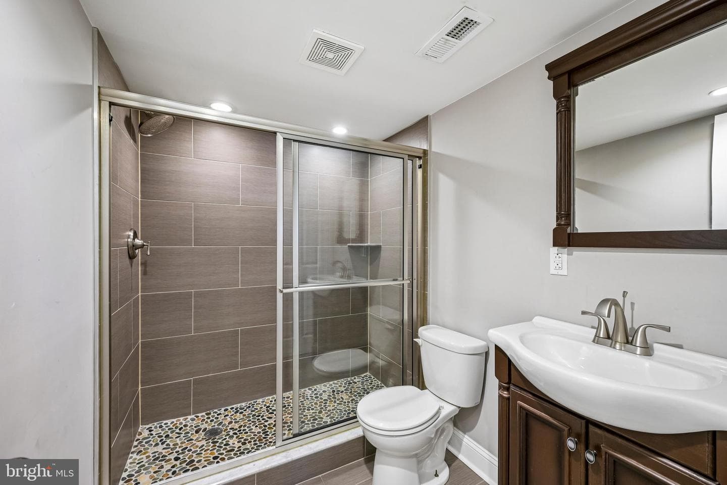 1819 Mountain Street photo 5