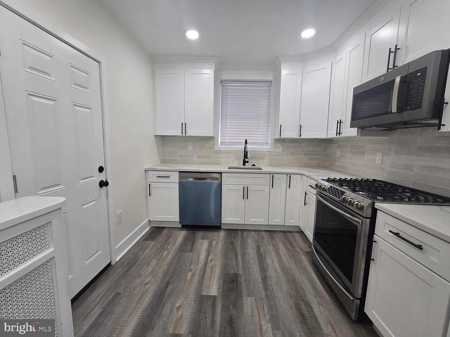 962 Carver Street photo 8