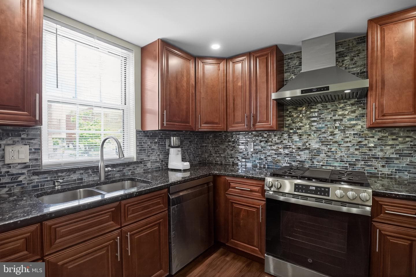 8906 Sylvia Lane photo 11