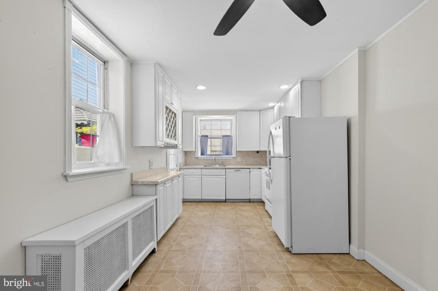 2932 E Thompson Street photo 8