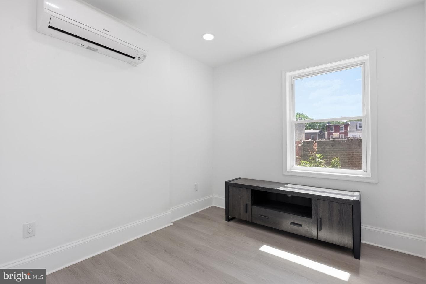 1820 Plum photo 17