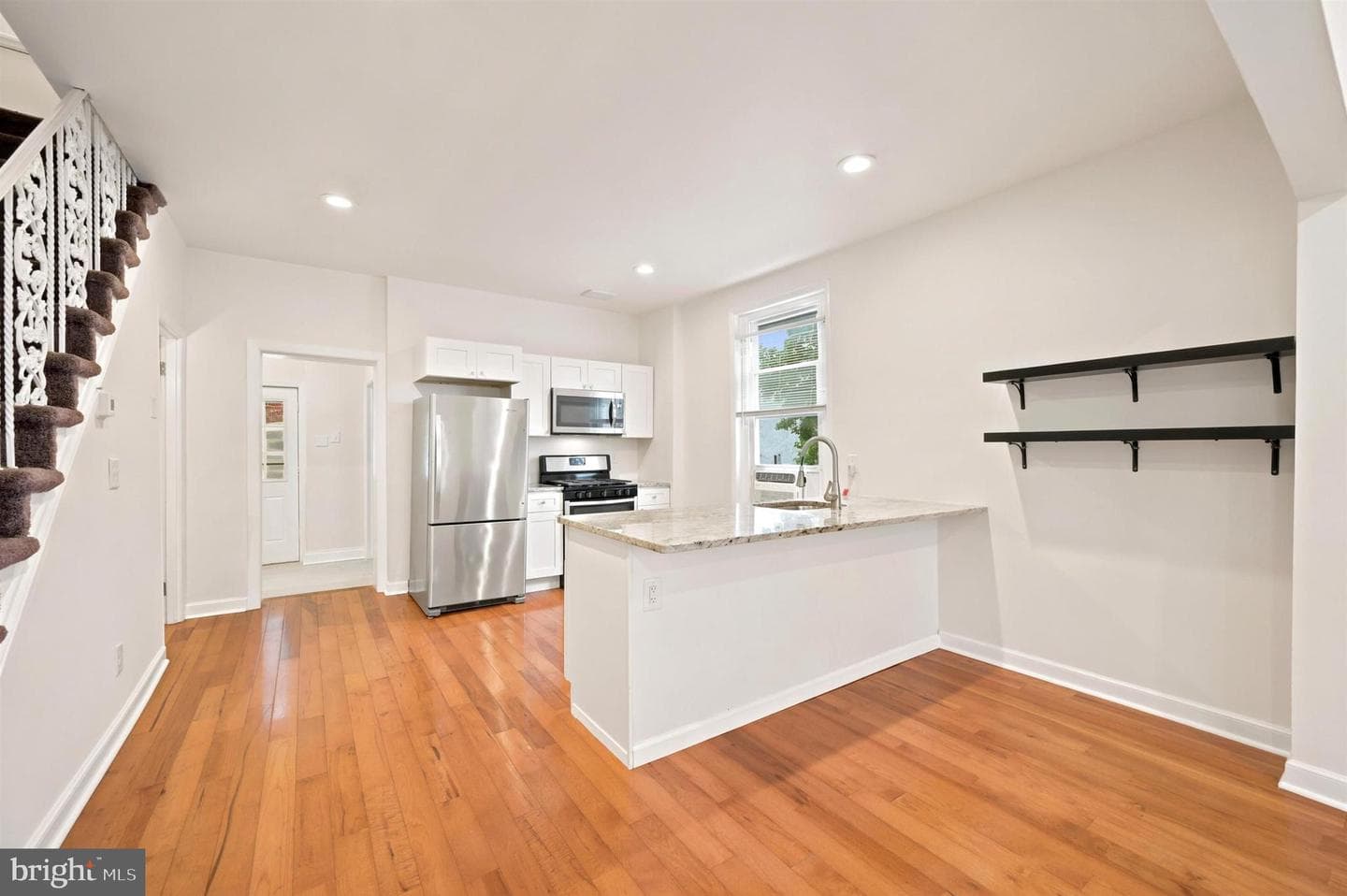 114 W Salaignac St photo 6