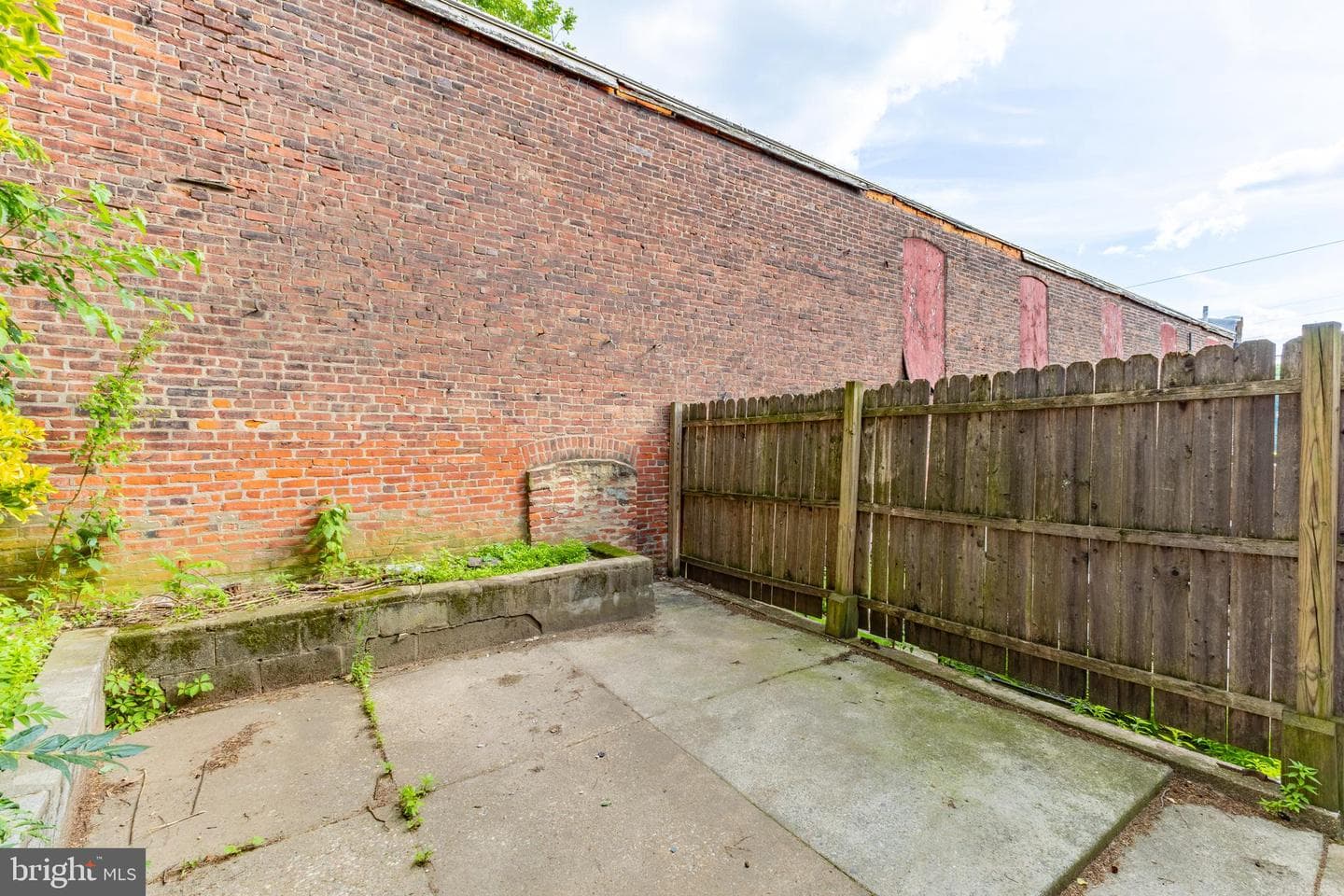 122 W Salaignac Street photo 4