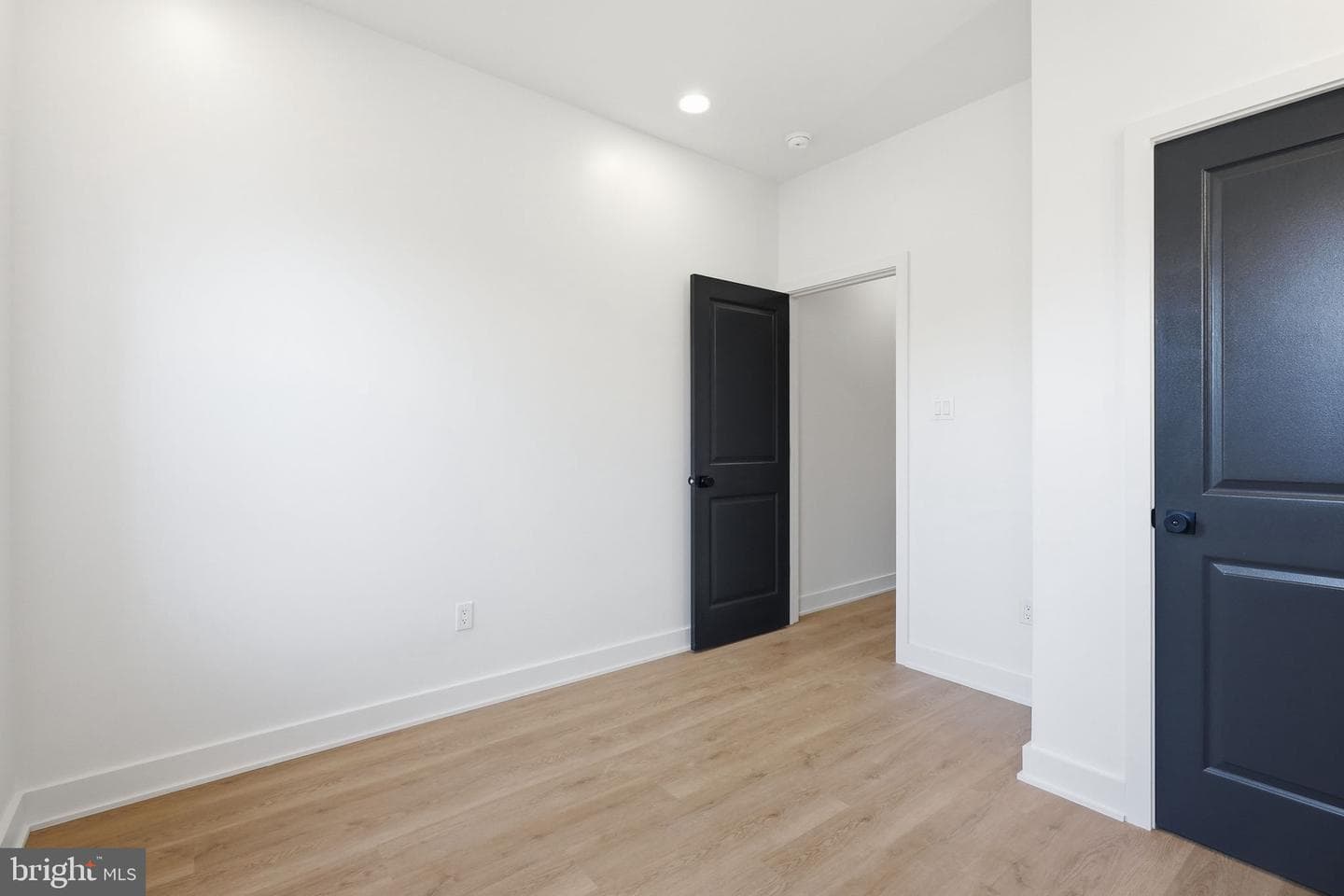5430 Addison Street photo 34