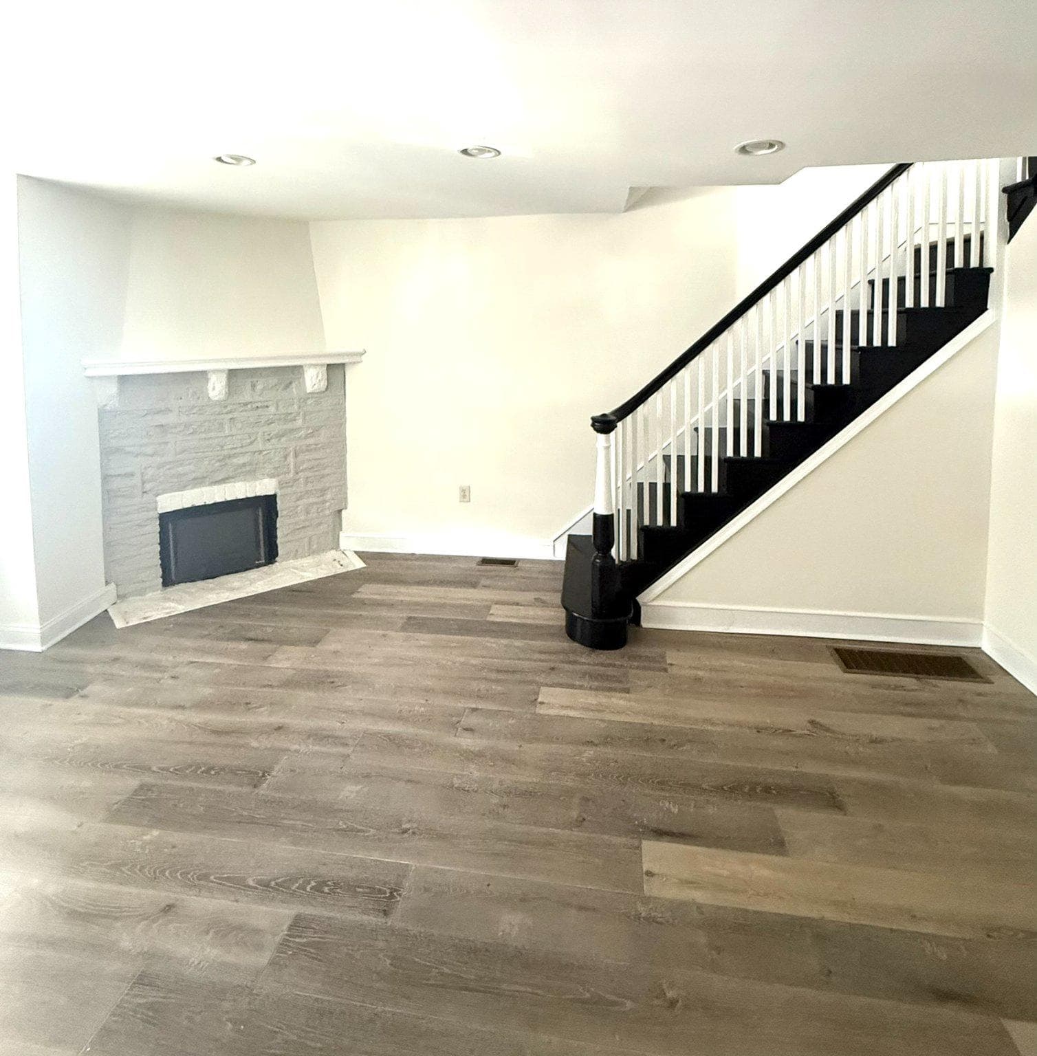 278 E Queen Ln photo 3