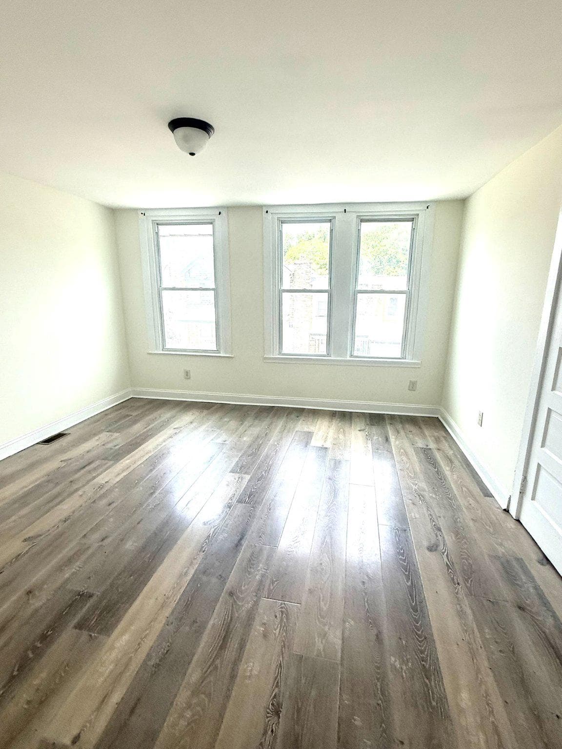 278 E Queen Ln photo 7