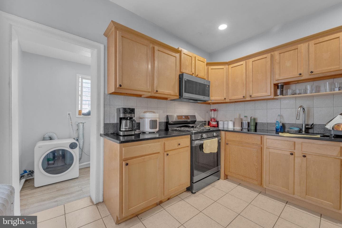 229 E Rockland Street photo 8