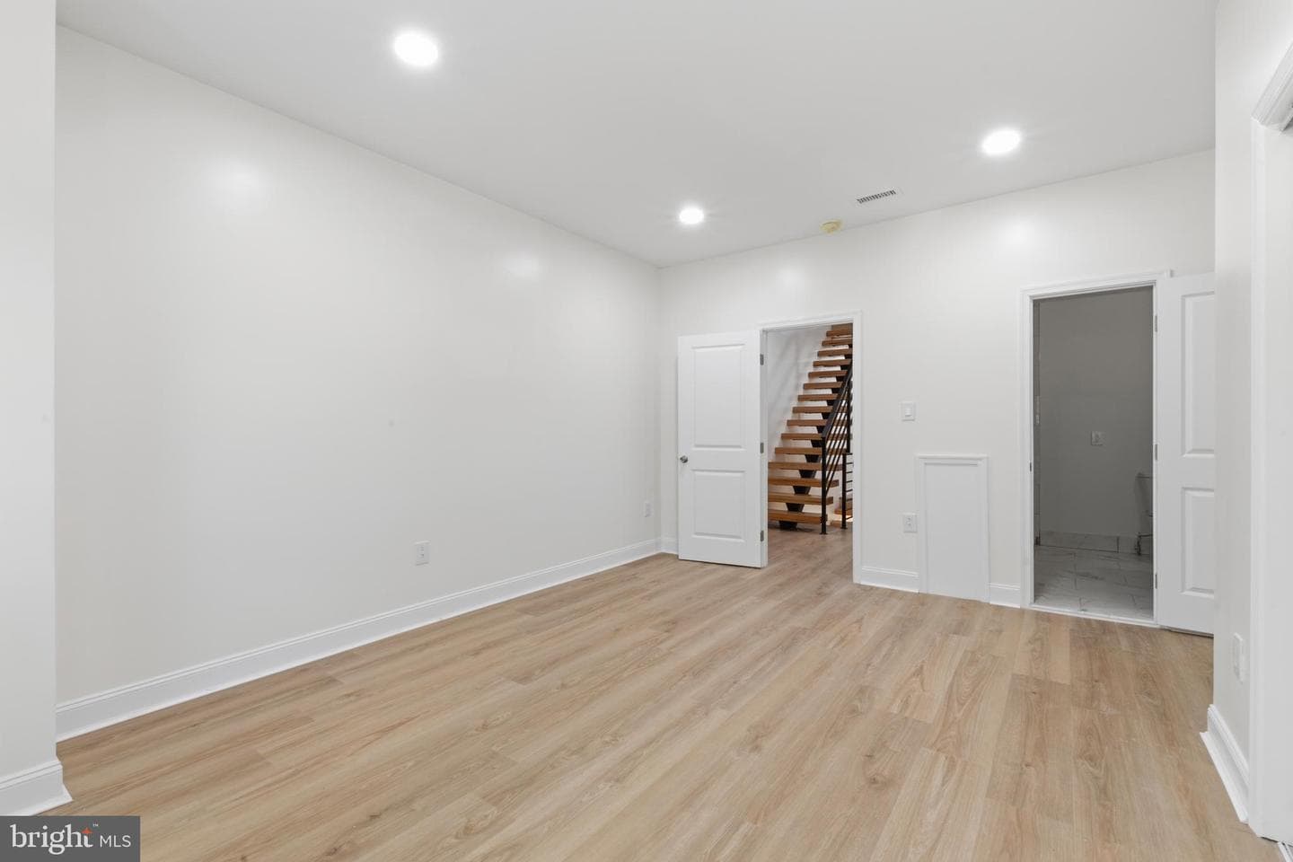 83 W Sharpnack Street photo 12