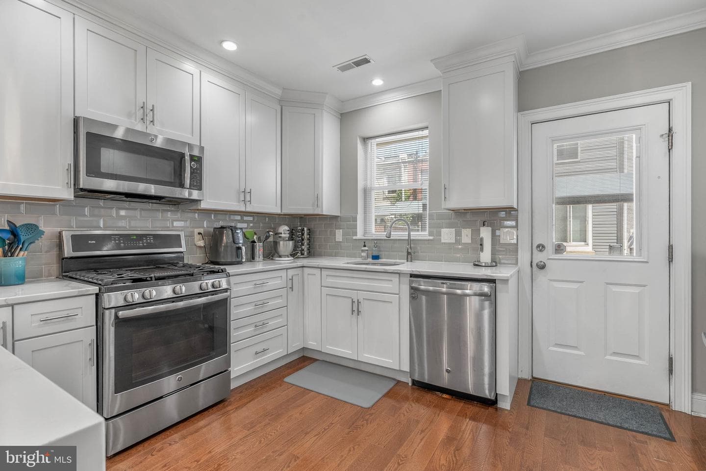 2027 Catharine Street photo 10