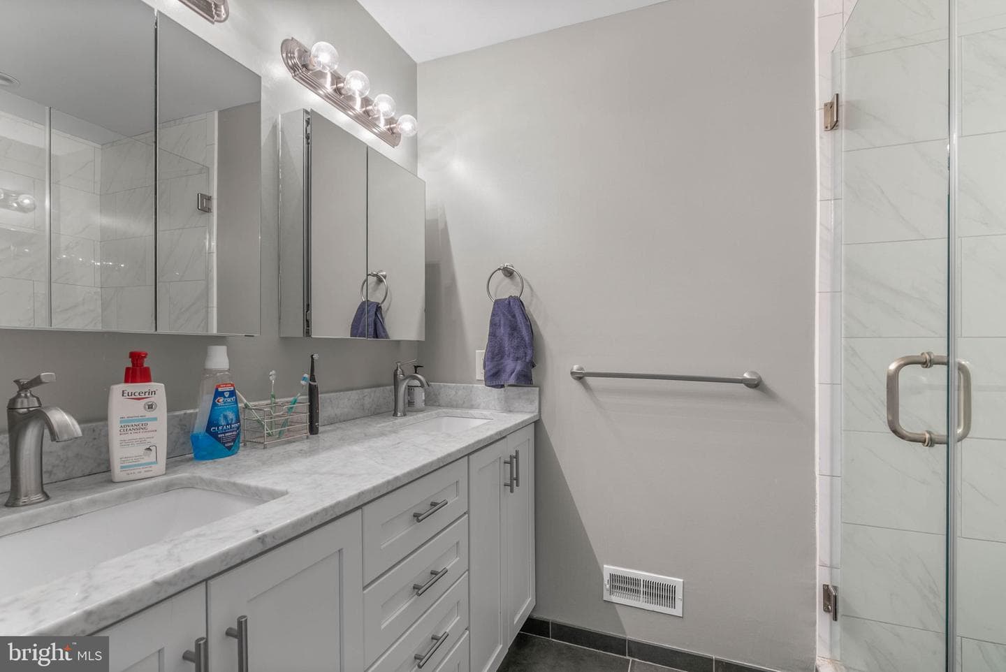 2027 Catharine Street photo 32
